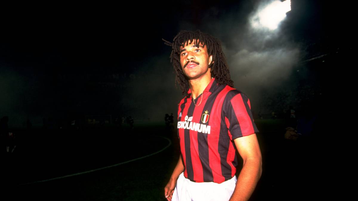 RUUD GULLIT: Er gilt als Paradebeispiel für den totalen Fußball. Gullit konnte mehrere Positionen spielen, war athletisch, schnell und mit einem ausgeprägten Torinstinkt gesegnet. 1979 debütierte er für den HFC Haarlem in seiner Heimat Niederlande