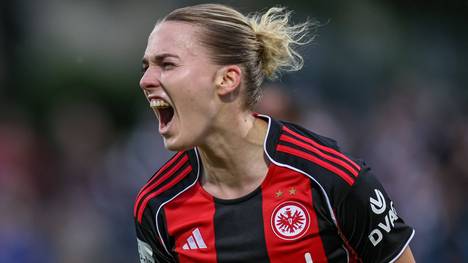 Eintracht Frankfurt feiert gegen den 1. FC Nürnberg einen klaren Sieg im Kampf um die Champions-League-Plätze. Laura Freigang nutzt am Ende einen Torwart-Patzer sehenswert aus.