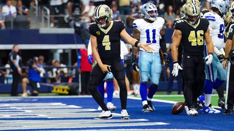 Quarterback Derek Carr (4) feiert seinen Touchdown