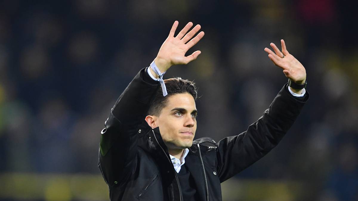 Große Emotionen vor Anpfiff: Marc Bartra wird von Borussia Dortmund offiziell verabschiedet. Der spanische Innenverteidiger war extra für das Europa-League-Spiel des BVB gegen RB Salzburg ins Stadion gekommen
