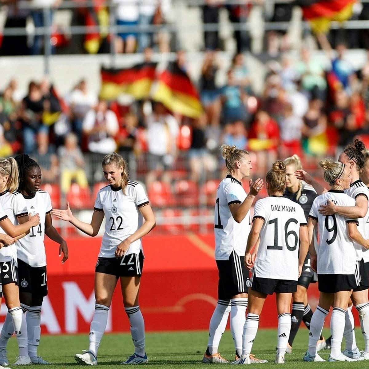 Die deutsche Nationalmannschaft liefert kurz vor der EM mit einem weltweit einmaligen Projekt bislang einzigartige Einblicke in den Frauenfußball.