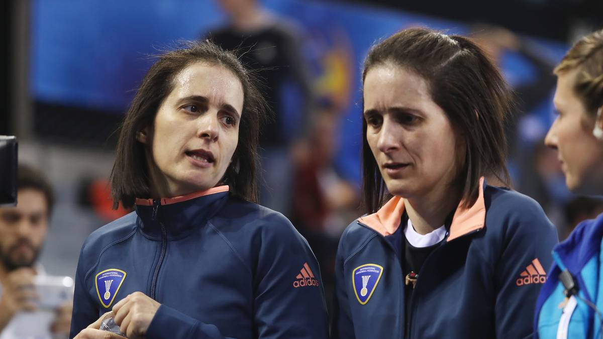 Zwillings-Alarm bei der Handball-WM: Die französischen Schwestern Charlotte und Julie Bonaventura leiten die Partie zwischen Chile und Kroatien