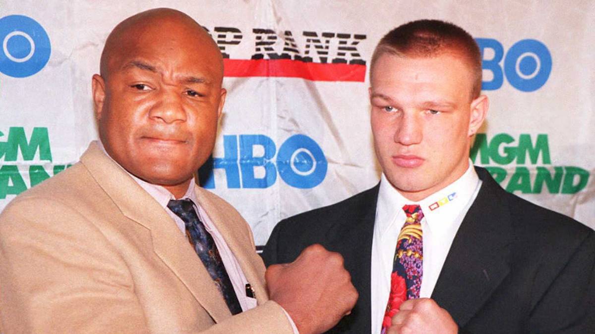 FOREMAN vs. SCHULZ: Legende George Foreman, in den Neunzigern überraschend noch einmal Weltmeister geworden, gibt 1995 Axel Schulz eine Chance - offensichtlich deshalb, weil er den unerprobten Deutschen als leichten Gegner sieht