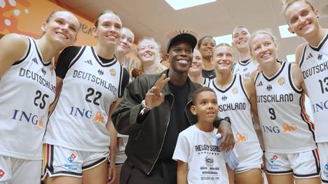 Nach dem Einzug in die K.o.-Runde bekommen die deutschen Basketball-Frauen überraschend Besuch von NBA-Star Dennis Schröder. Der Kapitän der Nationalmannschaft lässt es sich nicht nehmen, mit den DBB-Frauen zu feiern.