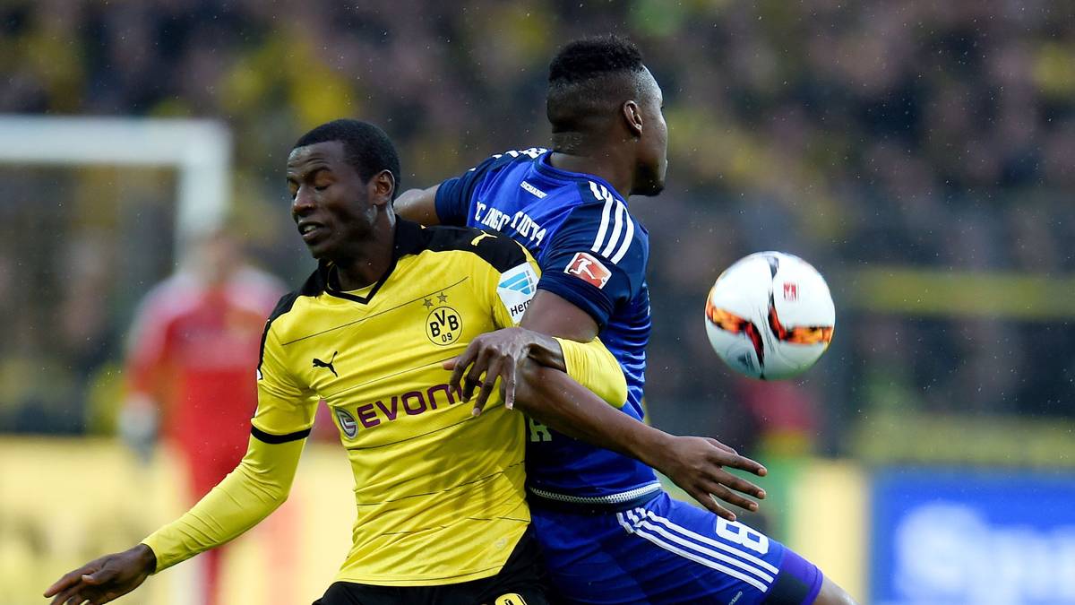 Sprichwörtlich im Regen steht Adrian Ramos (l.) in den letzten Monaten in Dortmund des Öfteren, hinter Pierre-Emerick Aubameyang schmort der Kolumbianer meist nur auf der Bank. Gegen Ingolstadt darf er mal wieder von Beginn an ran - in der Bundesliga zum ersten Mal seit Dezember 2014