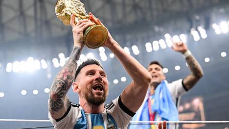 Lionel Messi beendet seine Karriere in der argentinischen Nationalmannschaft. Er trat das Erbe von Diego Armando Maradona an und geht als der Größte aller Zeiten.