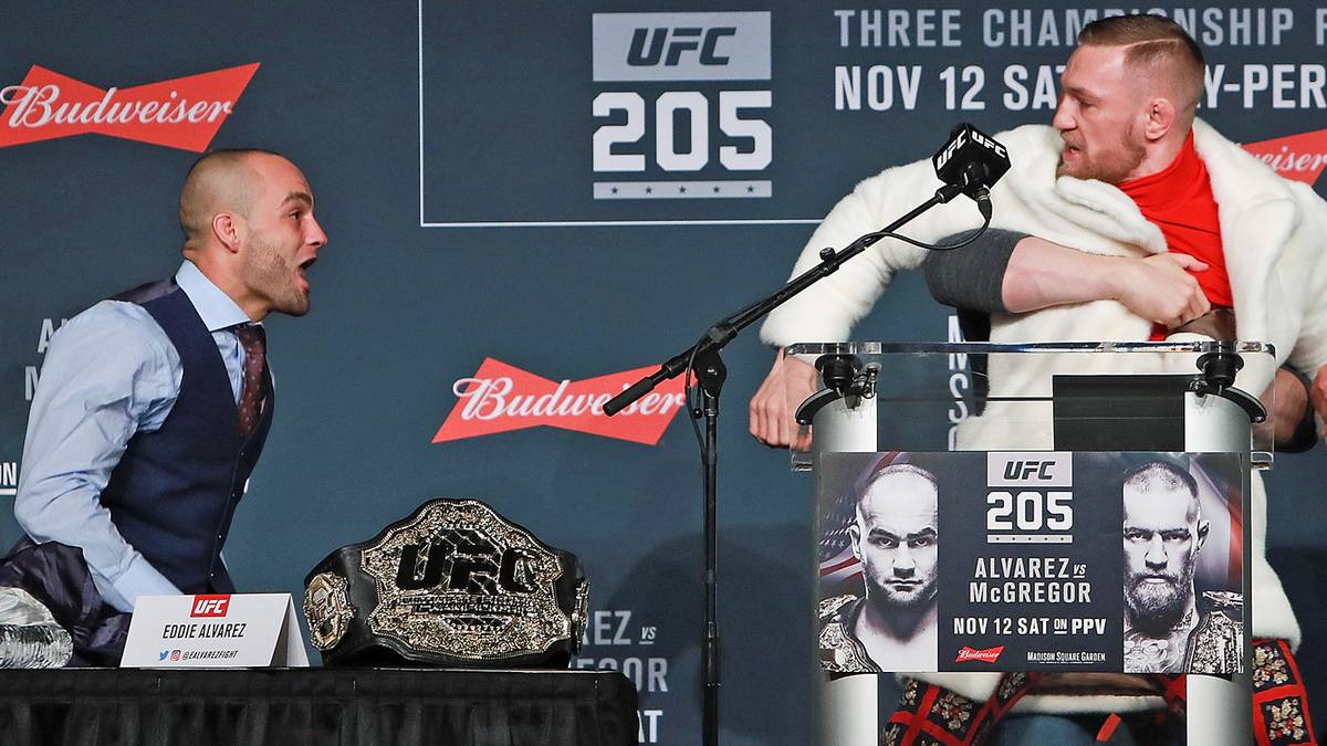 UFC-Präsident Dana White (verdeckt) musste McGregor mit Leibeskräften zurückhalten