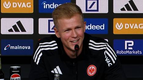 Ein Reporter fragt Eintracht Frankfurts Neuzugang Jonathan Burkardt, ob er sich Notizen zu seinen Gegenspielern mache. Der Angreifer ist völlig verdutzt.