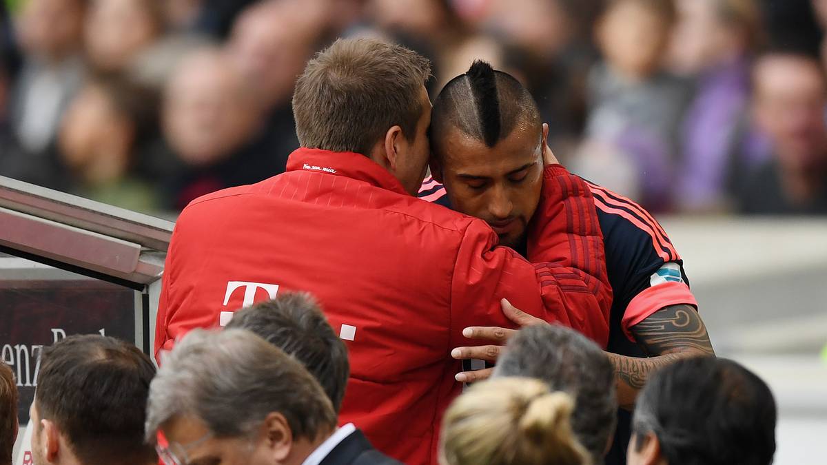 Bayerns Kapitän Philipp Lahm sitzt auf der Bank, nimmt den ausgewechselten Vidal liebevoll in Empfang