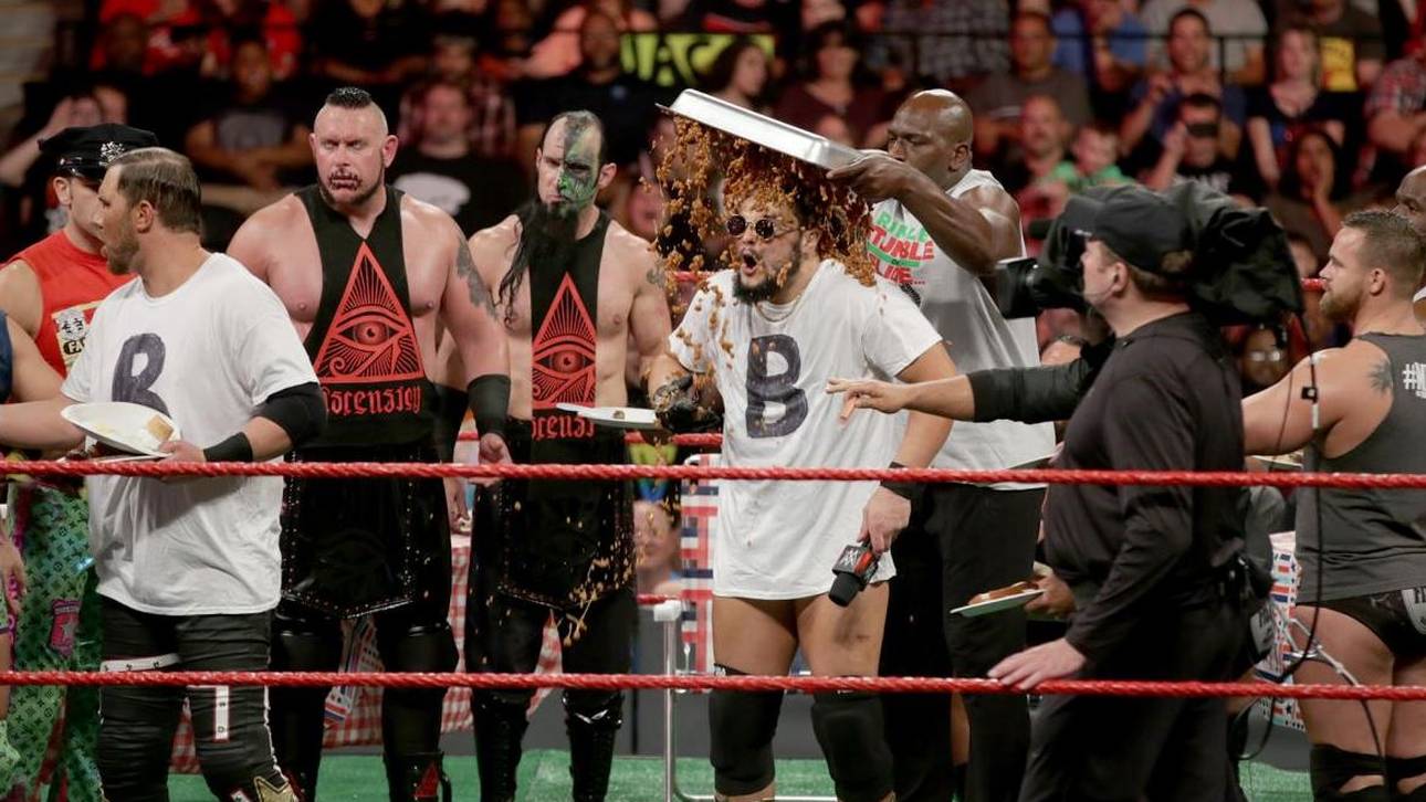 WWE: Irrwitzige Grillparty artet aus