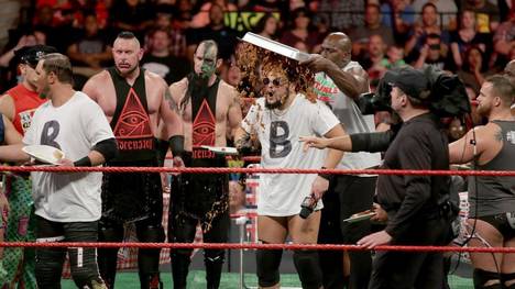Bo Dallas und Curtis Axel bekamen bei WWE RAW neben der Wut ihrer Kollegen auch Essensreste ab
