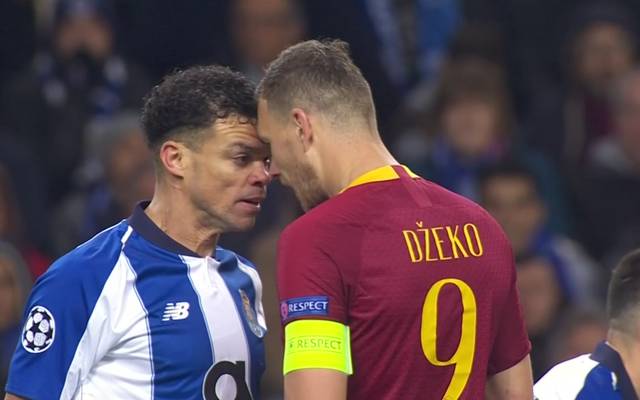 Edin Dzeko As Rom Mit Schauspieleinlage Im Duell Mit Pepe Fc Porto