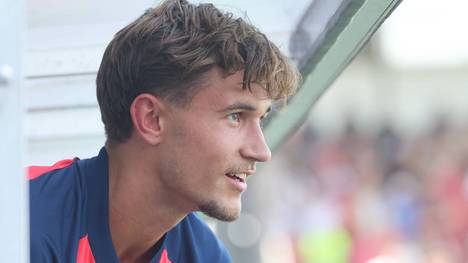 Tom Bischof könnte nach dem Abgang von Leon Goretzka mehr Verantwortung beim FC Bayern übernehmen. Sportdirektor Christoph Freund traut dem Mittelfeldspieler jedenfalls einiges zu.
