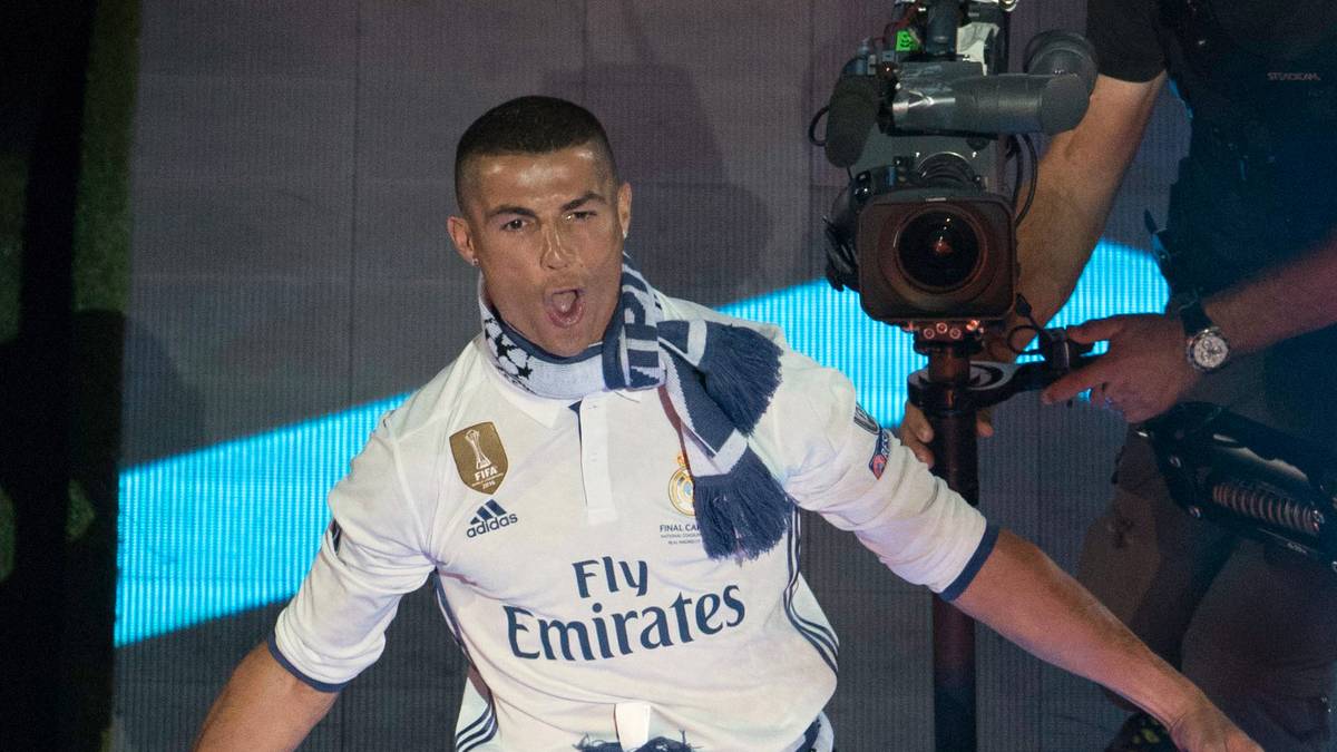 Auch Finalheld Cristiano Ronaldo genießt den Auftritt auf der großen Bühne