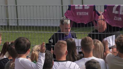 Jamal Musiala und Florian Wirtz stehen für frischen Wind beim DFB. Bei den Fans kommt nicht nur ihre Treffsicherheit und ihr Spielwitz gut an, sondern auch die Nahbarkeit. Beim öffentlichen Training widmeten sich die DFB-Stars ihren zahlreich erschienenen Anhängern.