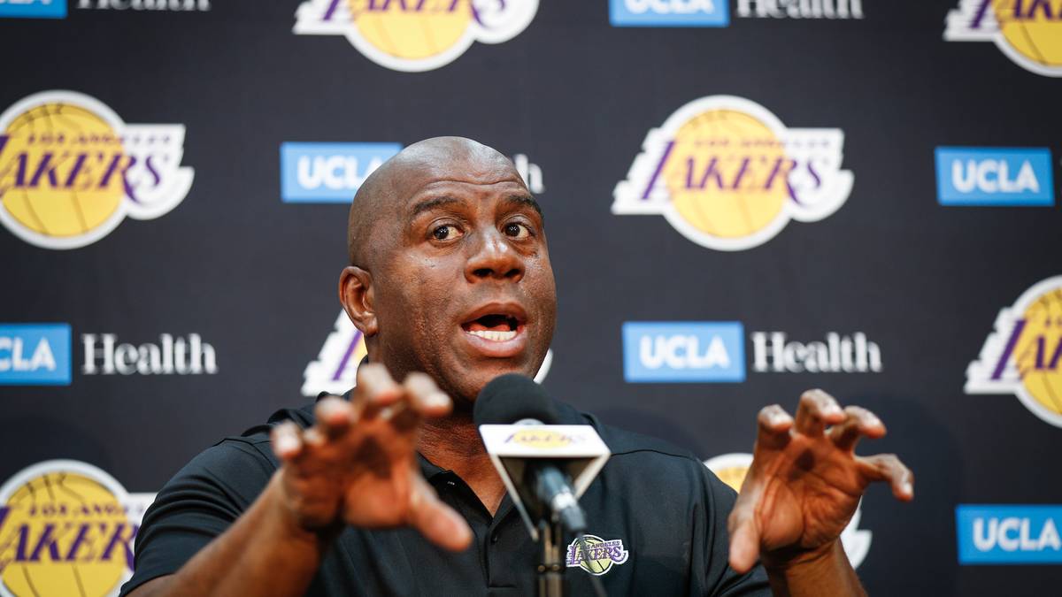 Seine große Liebe blieben aber die Los Angeles Lakers. Am 21. Februar 2017 erfüllte sich dann für ihn ein Traum. Er übernahm das Amt des Präsidenten von Jim Buss. Johnsons Ziel war es, der Franchise aus Hollywood wieder den alten Glanz zurückzugeben