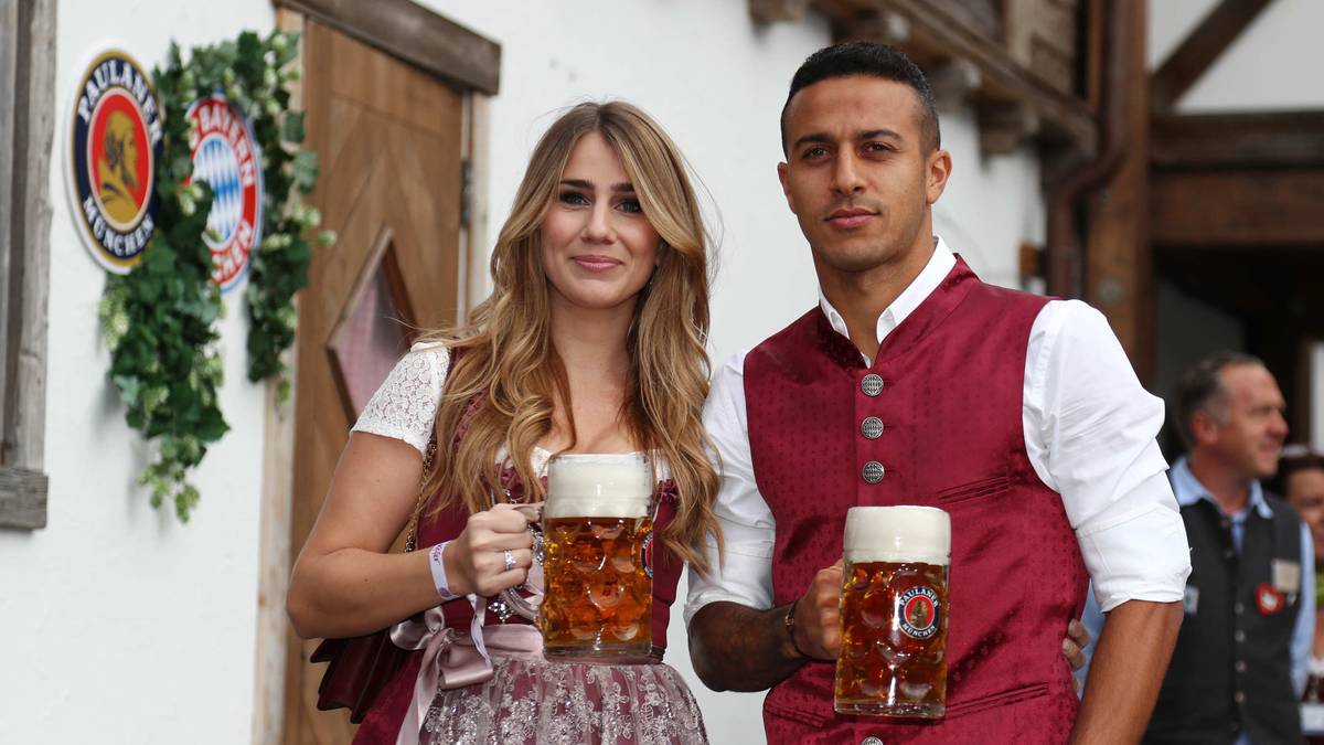 Thiago und Ehefrau Julia Vigas setzen farblich mit die besten Akzente