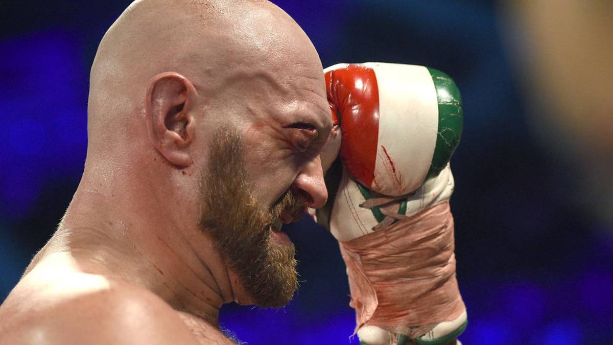 Am Ende übersteht Wallin die zwölf Runden, aber Fury gewinnt einstimmig nach Punkten