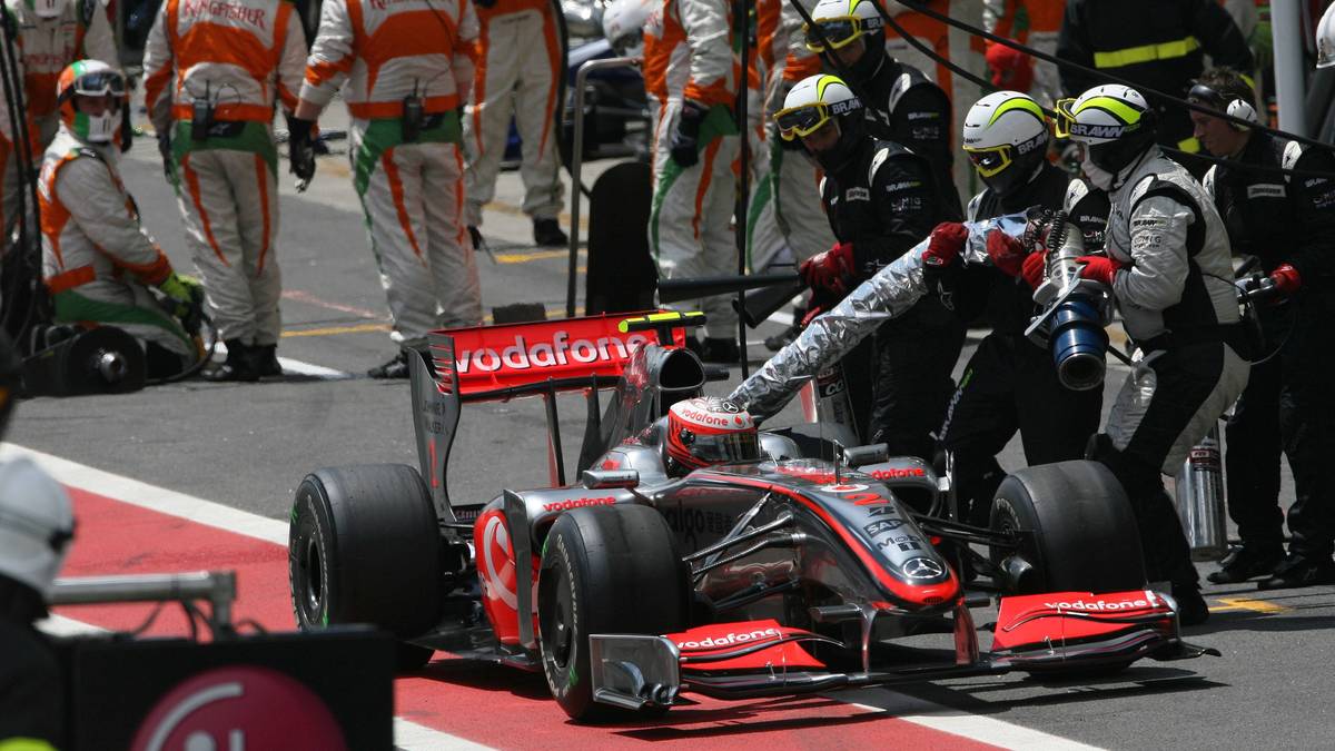 Heikki Kovalainen wird 2009 in Interlagos zum Flammenwerfer: Als der Finne im McLaren von der Box losfährt, steckt sein Tankrüssel noch am Auto. Er verschleudert literweise Benzin...