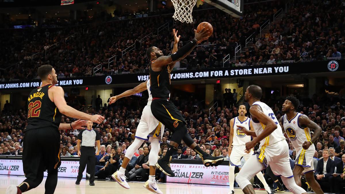 Zur genaueren Einschätzung: Ball spielte eine Saison College-Basketball an der Washington State University, in der er durchschnittlich auf 2,2 Punkte kam. James legte regelmäßig mehr als 27 Punkte im Durchschnitt auf