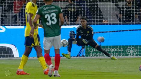 Wildes Spiel für Cristiano Ronaldo, Sadio Mané und Al Nassr! Nach einer frühen Roten Karte für Torhüter Bento patzt der 18-jährige Debütant, dann rettet Mané seine Farben.