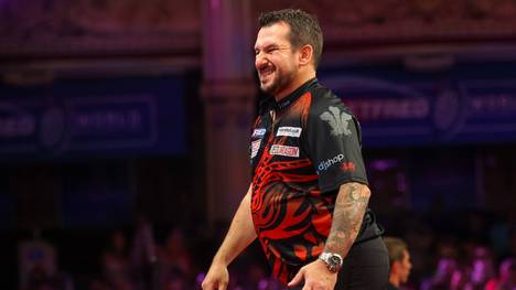 Für Jonny Clayton beginnt die Darts-WM 2023 erst am Abend vor Weihnachten. Im Vorfeld enthüllt er Morddrohungen gegen sich und seine Familie.