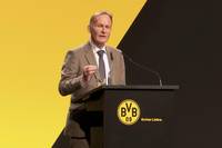 Mit der umstrittenen Partnerschaft mit dem Rüstungskonzern Rheinmetall sind viele BVB-Anhängern nicht einverstanden. Auf der Mitgliederversammlung verteidigt der BVB-Boss Hans-Joachim Watzke diesen Deal.