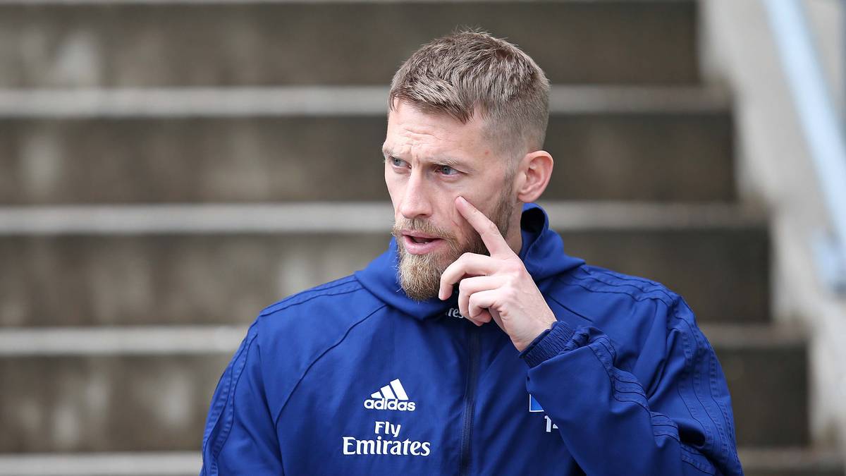 AARON HUNT: "Wir haben jedes Mal versagt, wenn es darauf ankam. Ich habe heute nicht gesehen, dass wir uns gewehrt haben. Es ist katastrophal", sagte der HSV-Kapitän nach der Pleite in Paderborn. Emotional ist er eng mit dem Nordklub verbunden, doch hat er auch eine Zukunft über die Saison hinaus?