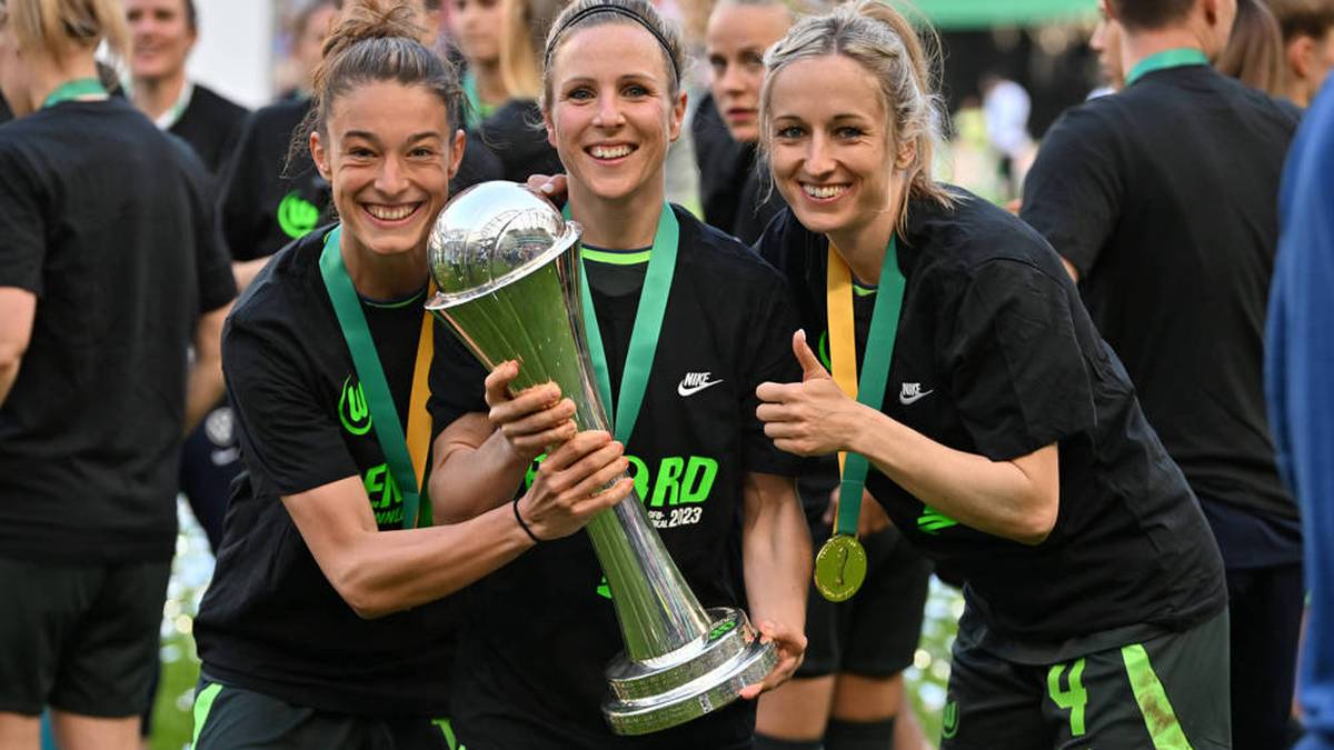 Felicitas Rauch (l.) feiert den Pokalsieg 2023 mit ihren ehemaligen Mitspielerinnen Svenja Huth (M.) und Kathrin Hendrich (r.)