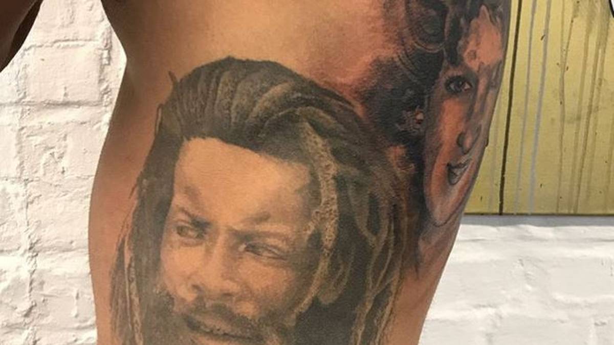 Dieser deutsche Spieler hat die wichtigsten Menschen in seinem Leben auf seiner Haut verewigt