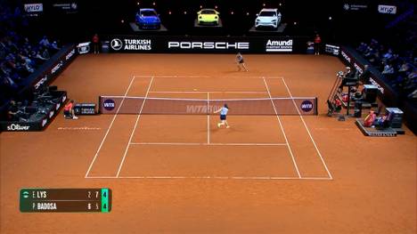 Eva Lys feiert beim Porsche Tennis Grand Prix in Stuttgart ein Comeback-Sieg gegen ihre Freundin Paula Badosa und wird hinterher emotional.