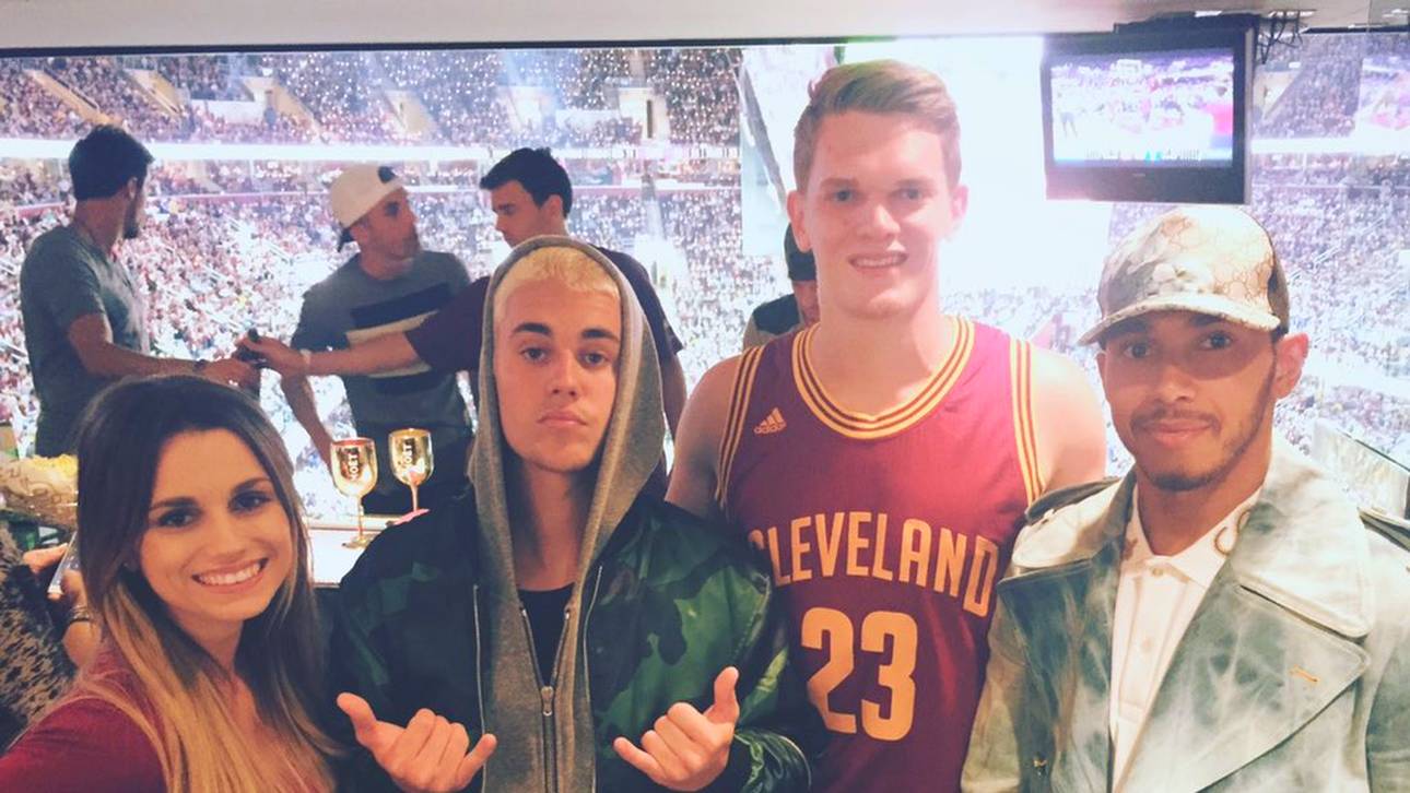 Ginter posiert mit Bieber und Hamilton