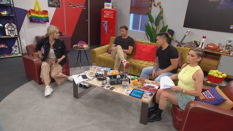 Die dritte Folge SNICKERS Fan Talks zum Nachschauen: Weltmeister Roman Weidenfeller und Comedian Tutty Tran schauen und diskutieren mit dem SPORT1 Team das EM-Spiel Deutschland - Ungarn.