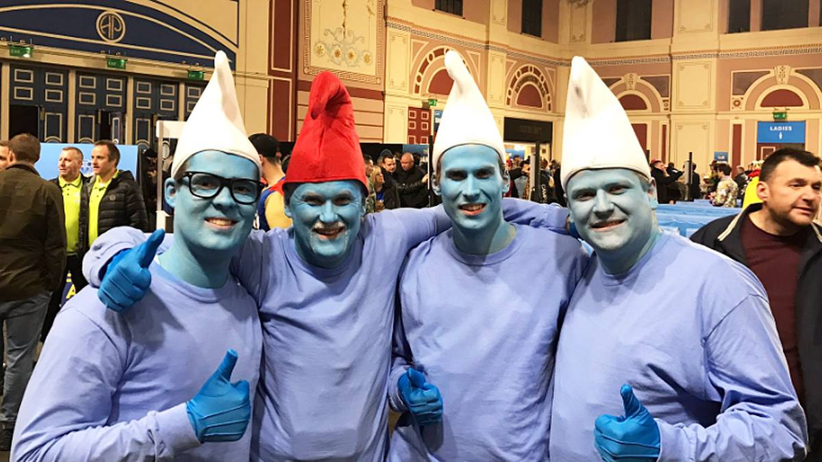 Blau und Weiß sind mit die dominierenden Farben am Halbfinaltag. Welchem Schotten, Gary Anderson oder Peter Wright, diese als Schlümpfe verkleideten Fans die Daumen drücken?