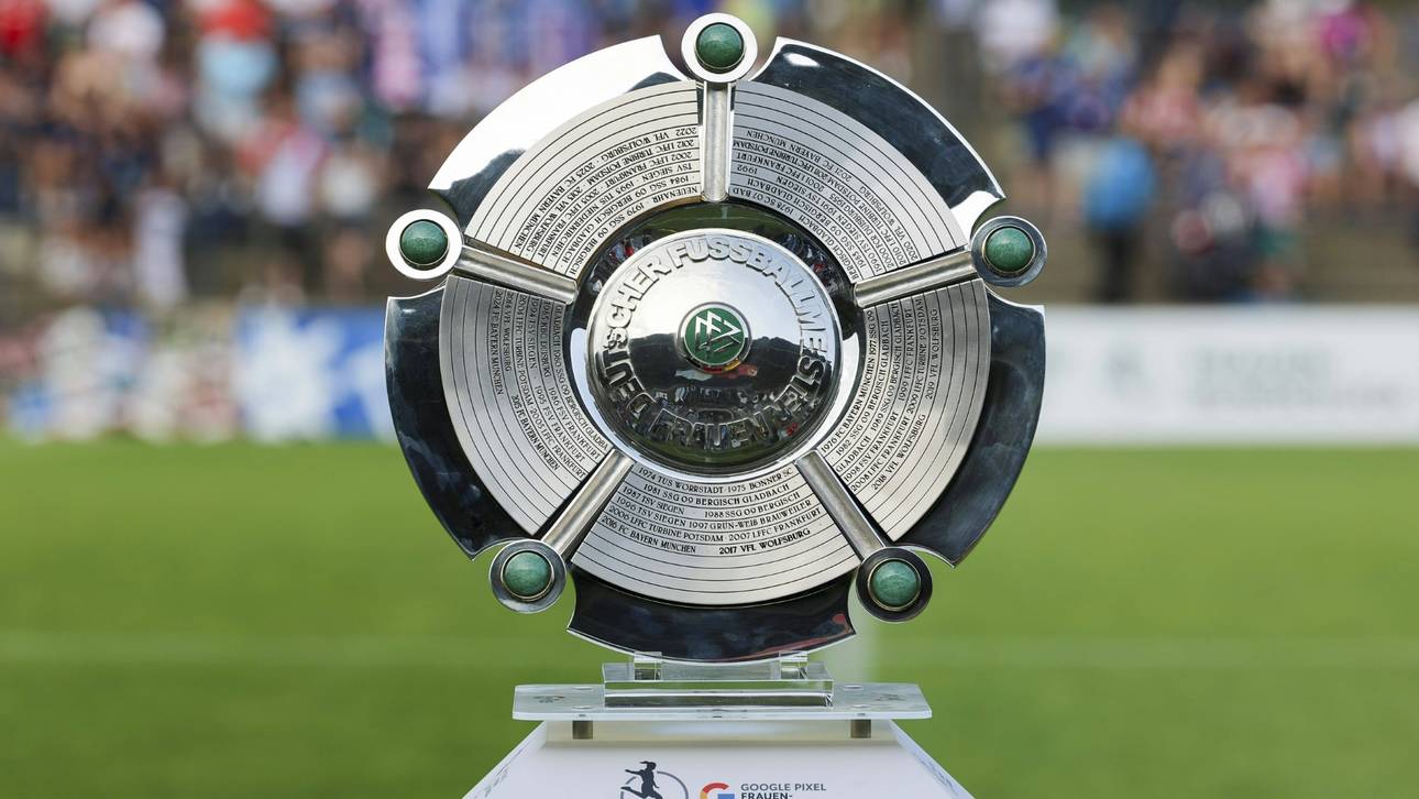 Bundestrainer Wück übergibt Schale