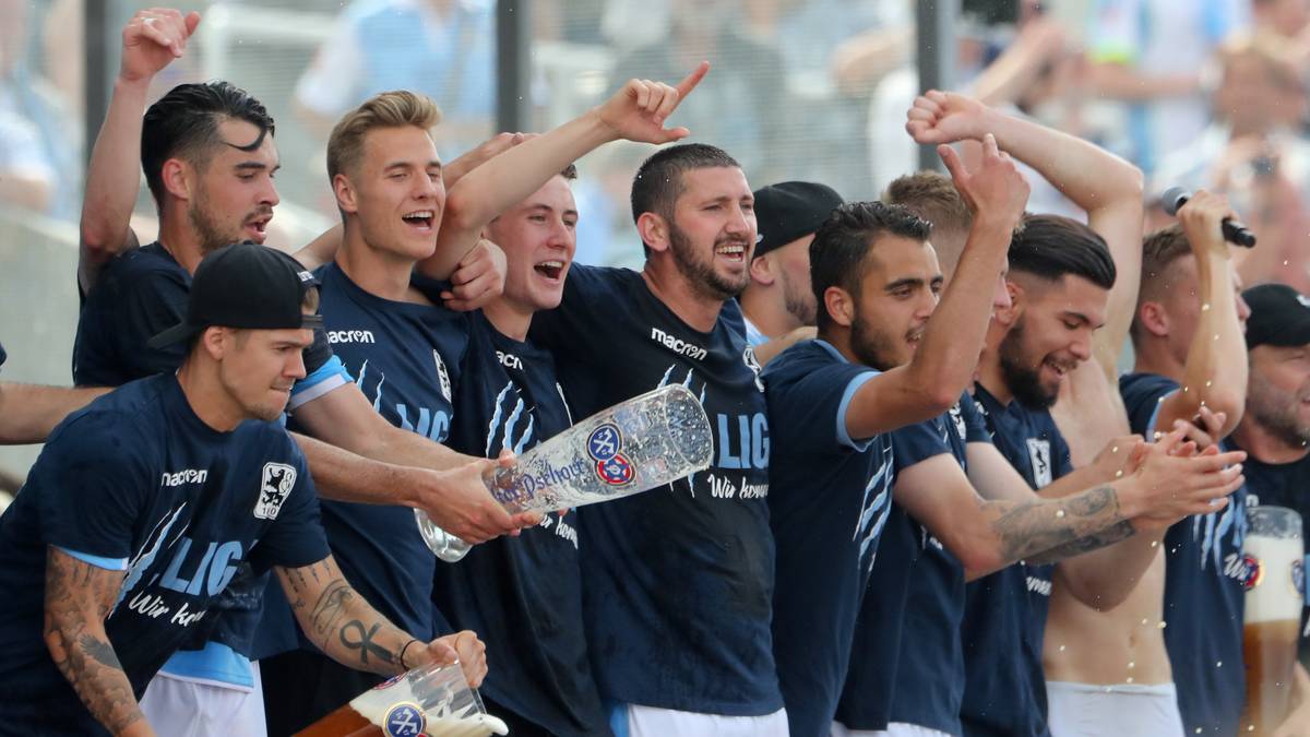 PLATZ 33 - Am 27. Mai steigt der TSV 1860 München in die Dritte Liga auf. Die Löwen drehen gegen Saarbrücken einen 0:2-Rückstand und gleichen noch zum 2:2 aus. Das reicht nach dem 3:2-Erfolg im Hinspiel für den Aufstieg, nachdem man ein Jahr zuvor nach dem Abstieg aus Liga zwei freiwillig den Gang in die Regionalliga angetreten hatte