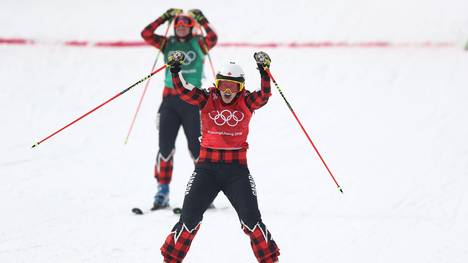 Kelsey Serwa bejubelt ihre Goldmedaille im Skicross