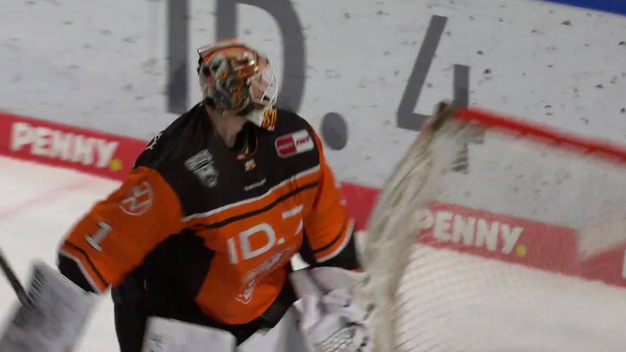 Plötzlich wirft der Keeper sein Tor durch die Gegend