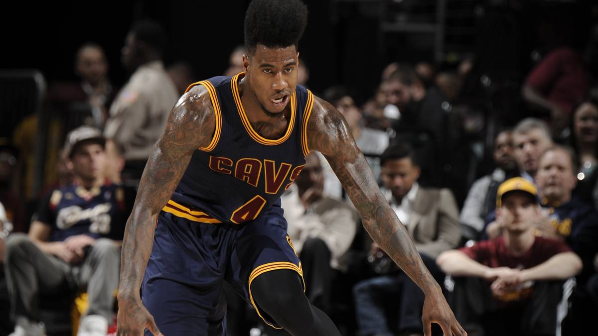 IMAN SHUMPERT: Aus dem Knicks-Knast befreit entwickelt sich der Defensiv-Spezialist mit der waagerechten Frisuren-Vorliebe zum Leistungsträger der Cavs. Neben seiner aggressiven Arbeit gegen den Ball wird er auch offensiv immer gefährlicher. In sechs seiner vergangenen acht Playoff-Spiele punktet der 24-Jährige zweistellig und trifft gegen Atlanta ordentliche 43 Prozent seiner Dreier. Trotzdem kommt ihm als wohl primärer Verteidiger gegen Curry vor allem defensiv eine Schlüsselrolle zu. Vorteil Golden State (2:0)