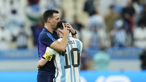 Vor dem WM-Duell im Halbfinal gegen Kroatien ist Argentiniens Nationaltrainer in einem Interview in Tränen ausgebrochen. Die Hintergründe