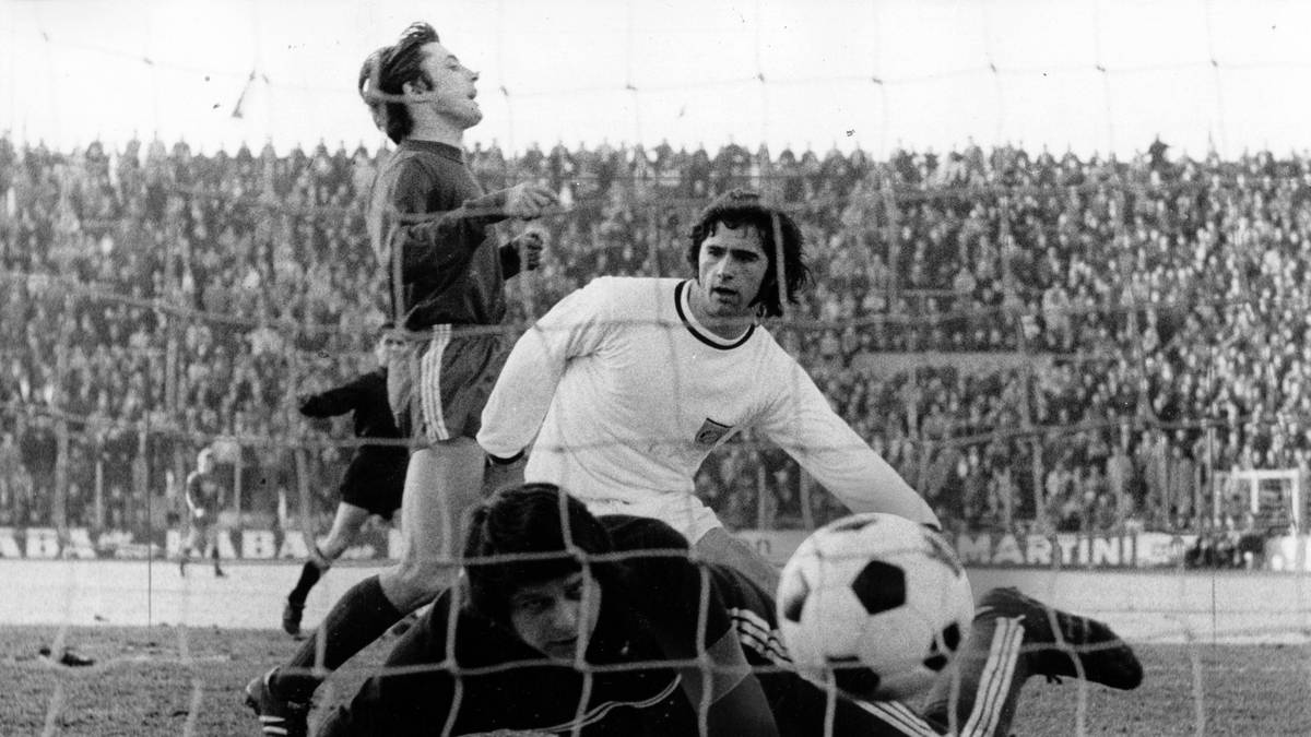 Die personifizierte Torgefahr der Münchner ist nicht ein Mal, nicht zwei Mal, nicht drei Mal sondern ganze vier Mal in dieser Liste vertreten. Seine Fünferpack-Premiere feiert Müller am 19. Februar 1972 gegen Rot-Weiß Oberhausen. Es sind fünf der insgesamt 40 Tore, mit denen Müller Torschützenkönig wird - die Marke ist bis heute unerreicht