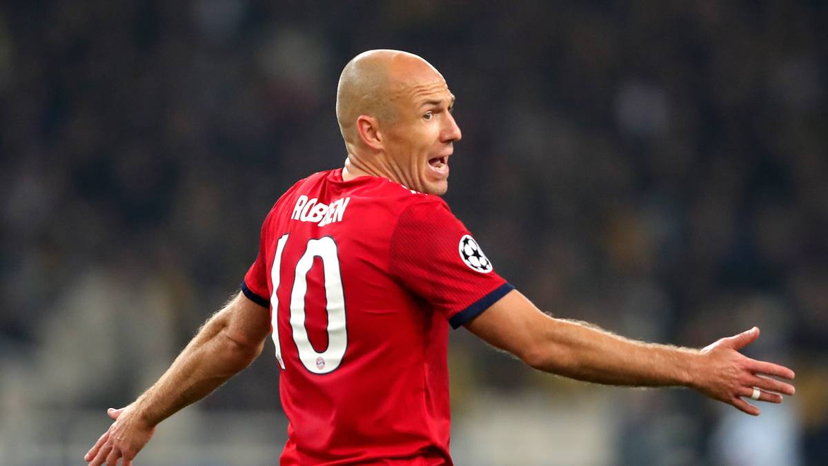 ARJEN ROBBEN: Der Holländer startete auf der rechten Außenbahn und fand schwer ins Spiel. Auch, weil er kaum brauchbare Bälle bekam. Gegen Ende der ersten Halbzeit holte er sich die Bälle früher ab, klebte nicht mehr so sehr an der Außenlinie. Haderte sehr oft mit Lewandowski, der ihn zweimal hätte anspielen können. In Halbzeit zwei zurückhaltend. SPORT1-Note: 4