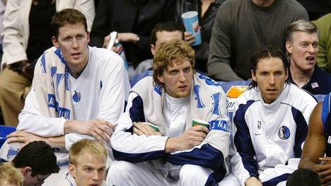 Dirk Nowitzki (M.) spielte mit Shawn Bradley (l.) zusammen bei den Dallas Mavericks