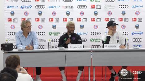Thomas Tuchel und Serge Gnabry reagierten mit einem Schmunzler auf die Übersetzerin, die eine lange Antwort von Thomas Tuchel für ihre Kollegen übersetzen musste.