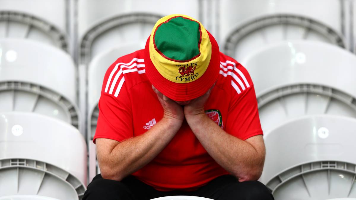 Der Anblick des walisischen Fanblocks ist dagegen eher trist. Ein einsamer Anhänger wartet offensichtlich auf seine Kameraden. Mehrere Hundert sind jedoch auf dem Weg von der Insel im Eurotunnel stecken geblieben. Ob sie es rechtzeitig zum Anpfiff schaffen, ist unsicher