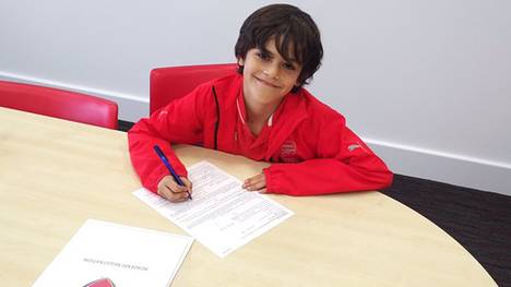 Theo Pires hat bei Arsenal einen "Vertrag" unterschrieben