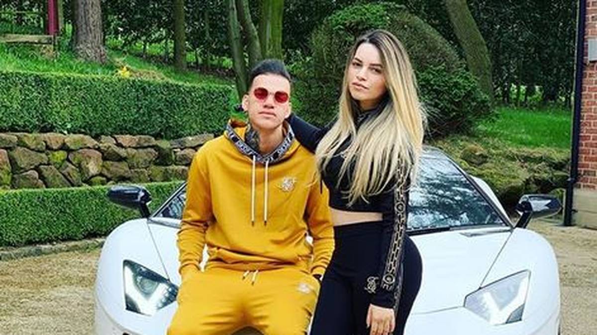 Gelb wie ein Kanarienvogel statt Himmelblau: Manchester Citys Torhüter Ederson posiert im  lässigen Ouftit gemeinsam mit seiner Ehefrau Lais vor seinem Lamborghini