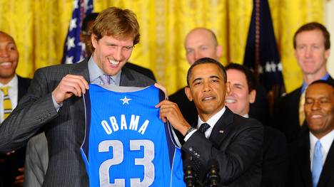 Der ehemalige US-Präsident Barack Obama (r.) ist bekannt für seine Basketball-Leidenschaft