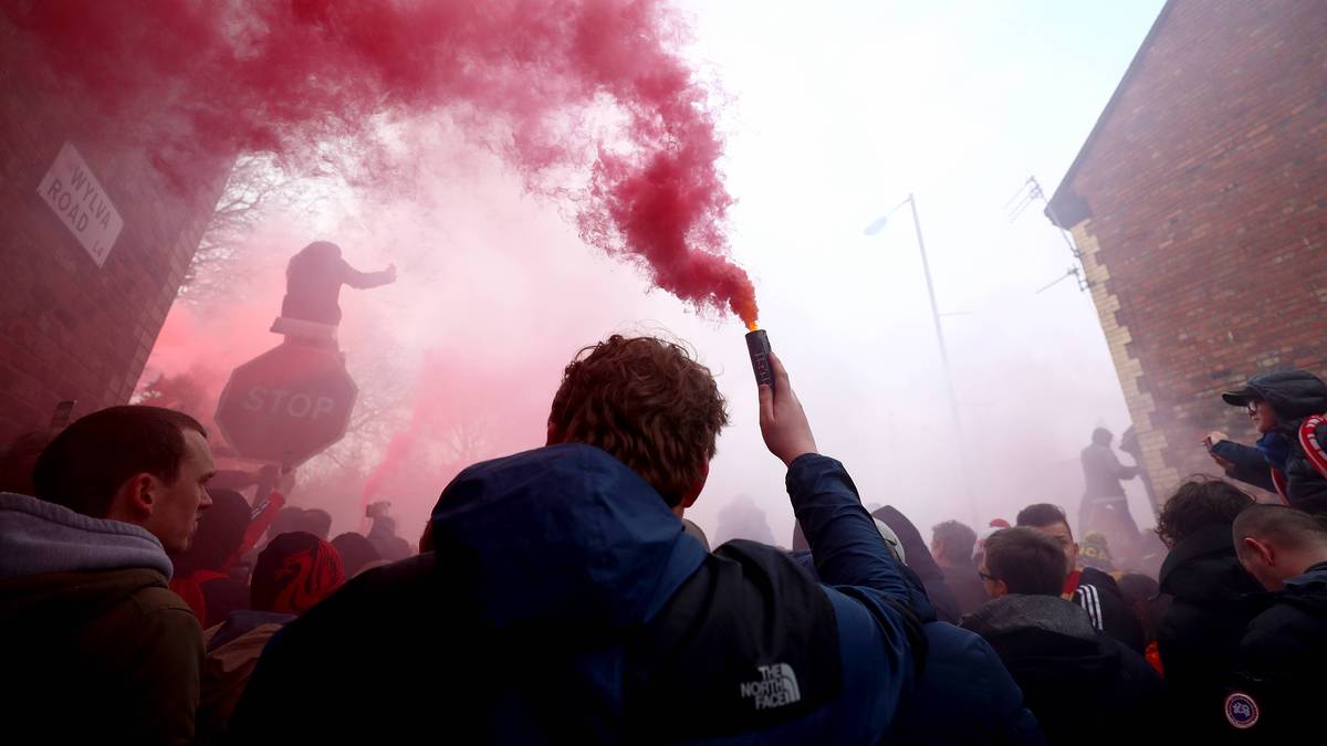 Laut ersten Berichten wurden dabei Scheiben beschädigt, City musste daraufhin ein neues Fahrzeug für die Abreise aus dem Stadion am späten Abend organisieren 