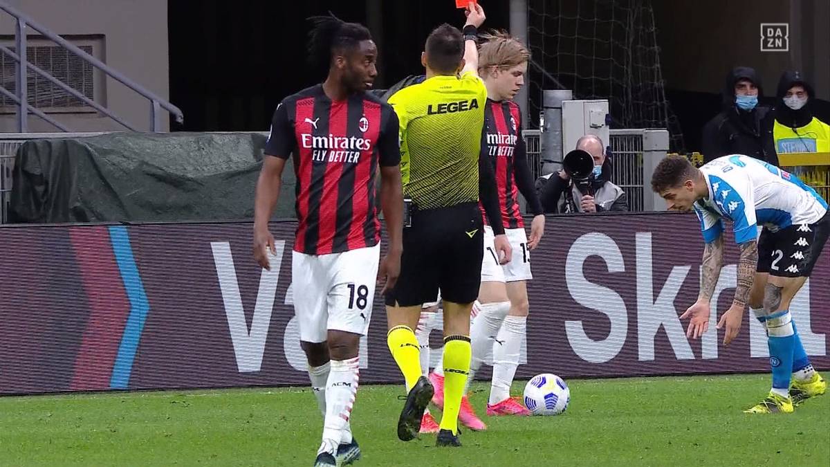 In einer hektischen Schlussphase zwischen dem AC Milan und Neapel sieht der Ex-Frankfurter Rebic wegen Schiedsrichter-Beleidigung Rot.